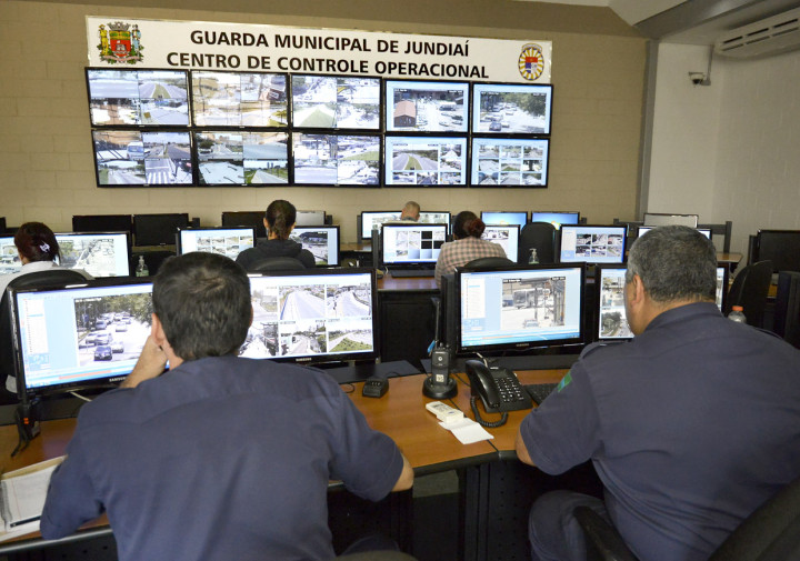 Centro de Controle Operacional da GM recebe as imagens captadas no Jardim Paulista