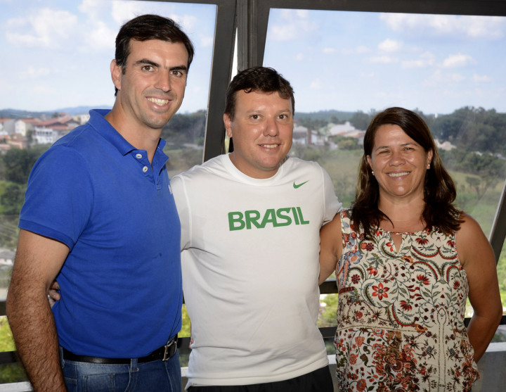 Cristiano Lopes, o técnico Alessandro Tosim e Denise Neves, do Peama