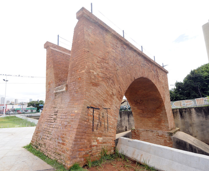 Entregue em dezembro, Ponte Torta tornou-se um ponto de encontro no Vianelo