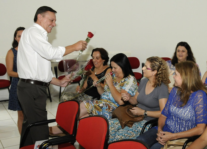 Bigardi entregou flores às servidoras do Fundo Social de Solidariedade e Paço Municipal