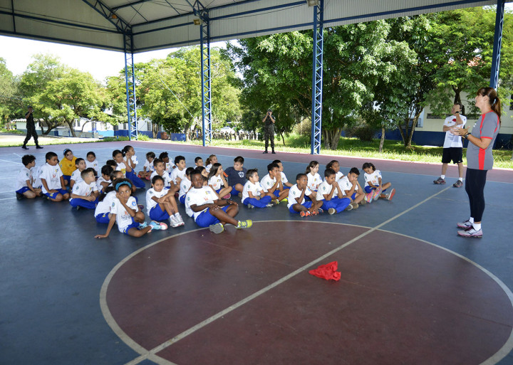 A ex-jogadora de basquete, Lucimara Sibinel Brito, conversou e jogou com os estudantes