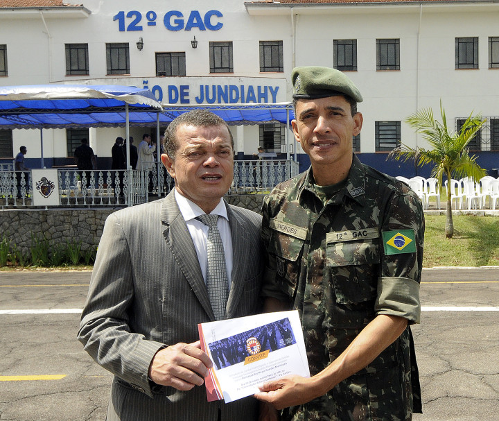 José Carlos Pires entrega convite da formatura ao tenente-coronel Messias Mendes