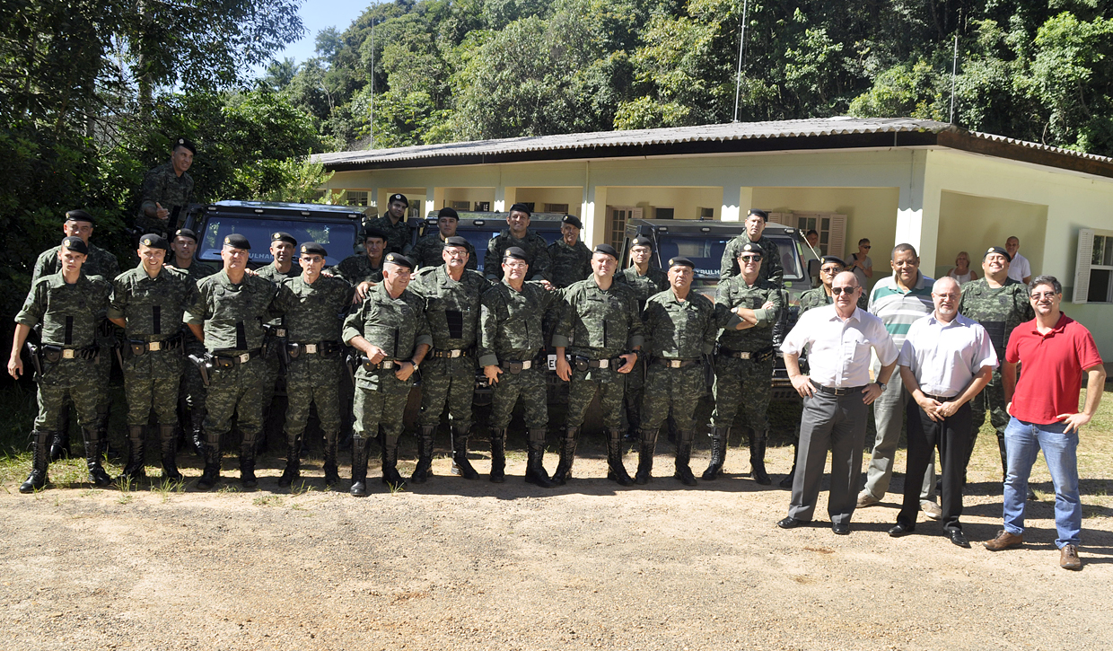 Guardas apresentam os uniformes que receberam para o trabalho de proteção à Serra do Japi