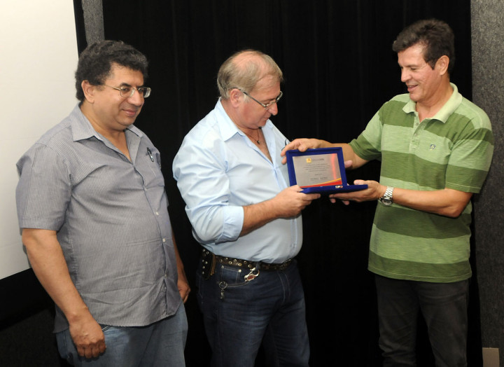 Secretário de Cultura entregou placa ao diretor da Romaria Diocesana, Geraldo Vendrame