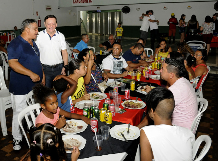 Prefeito Pedro Bigardi conversa com dirigentes e familiares na festa de abertura do Amador