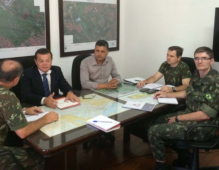 Coronel Rogério Winter (o primeiro à direita) ministra palestra no Fórum de Segurança em Jundiaí