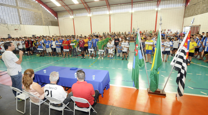 Atletas, técnicos e pais participaram da abertura do Campeonato Aberto de Futebol Sub 13 e Sub 17