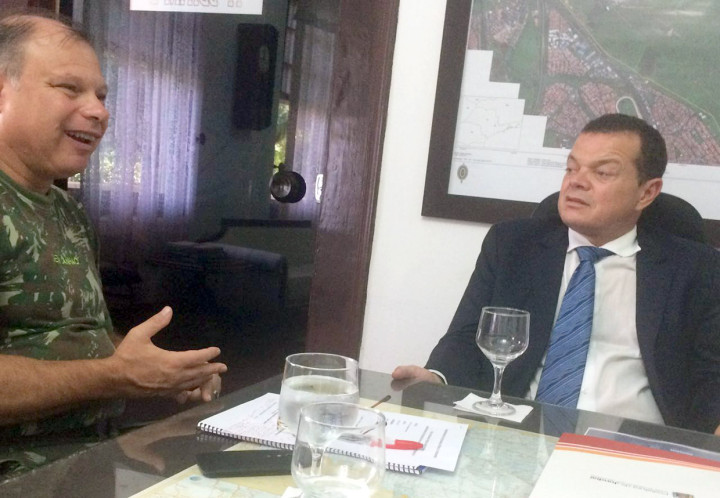 General Ricardo Rodrigues Canhaci conversa com José Carlos Pires, do GGIM
