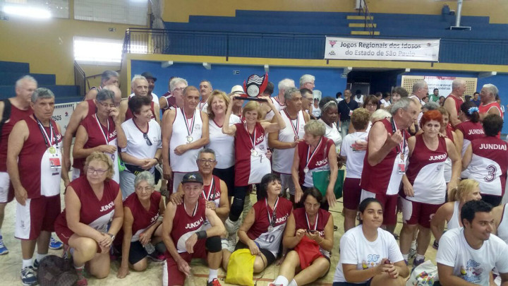 Atletas de Jundiaí erguem o troféu de vice-campeão do Jori
