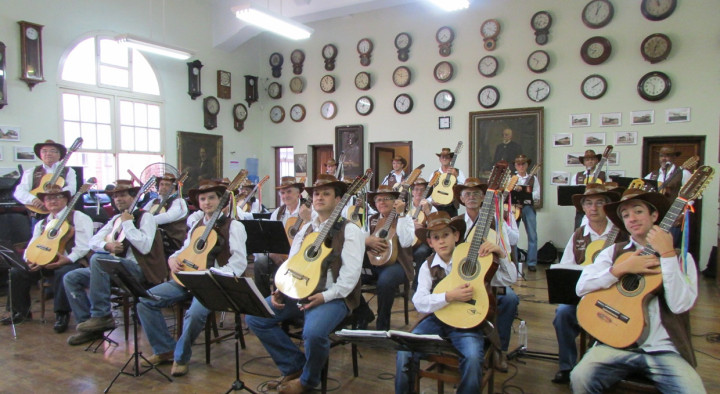 Orquestra Jundiaiense de Viola Caipira clássicos do sertanejo raiz durante o evento