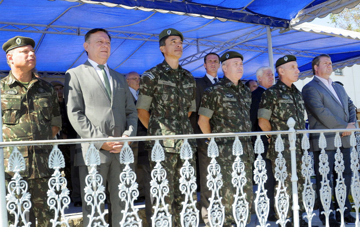 Prefeito Pedro Bigardi na apresentação de militares na cerimônia de início do curso de sargentos