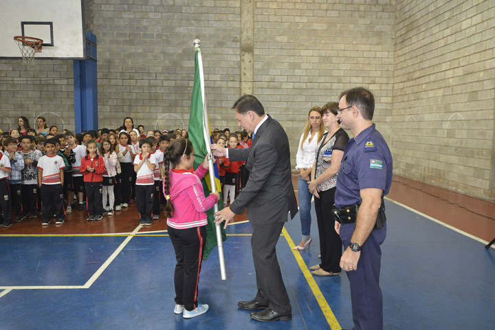 Prefeito Pedro Bigardi recebeu a bandeira nacional