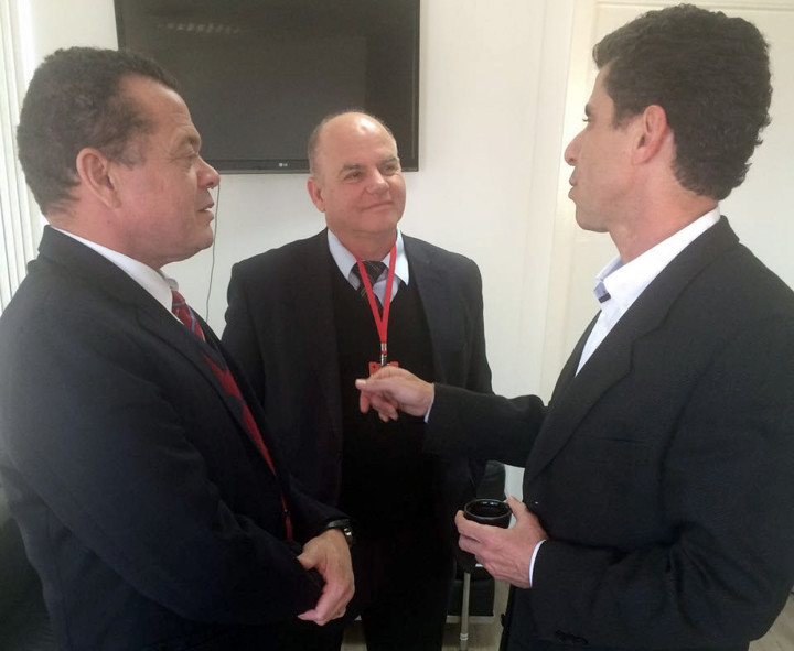 Delegado da PF Paulo Vibrio (à direita), com José Carlos Pires e o comandante José Roberto Ferraz