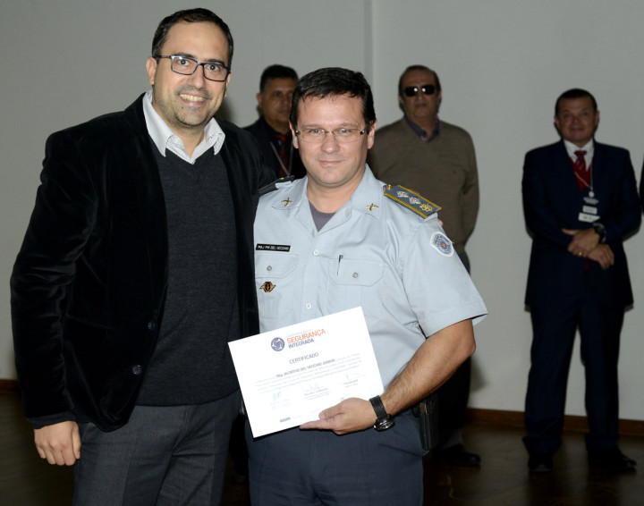 Superintendente da TVE, Thiago Godinho, entrega certificado ao major da PM Jacintho Del Vecchio Jr.