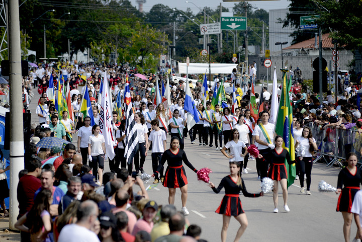 Desfile de 2015 reuniu escolas e entidades civis e militares