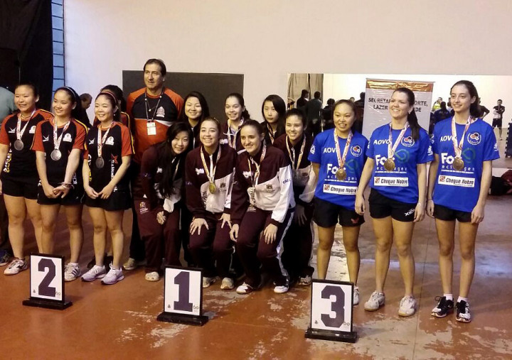 Meninas de Jundiaí no alto do pódio com a medalha de ouro por equipes