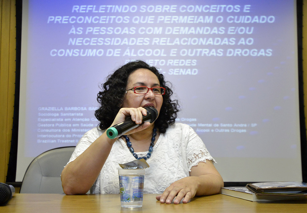 Graziella Barreiros falou sobre a necessidade de melhorias na rede de acolhimento às pessoas que fazem uso problemático de drogas