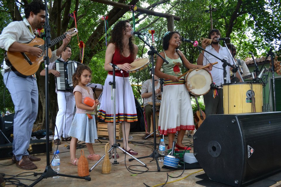Repertório popular brasileiro fica a cargo da banda “Namoradeira”, com sonoridade do jongo, catira e folia de reis