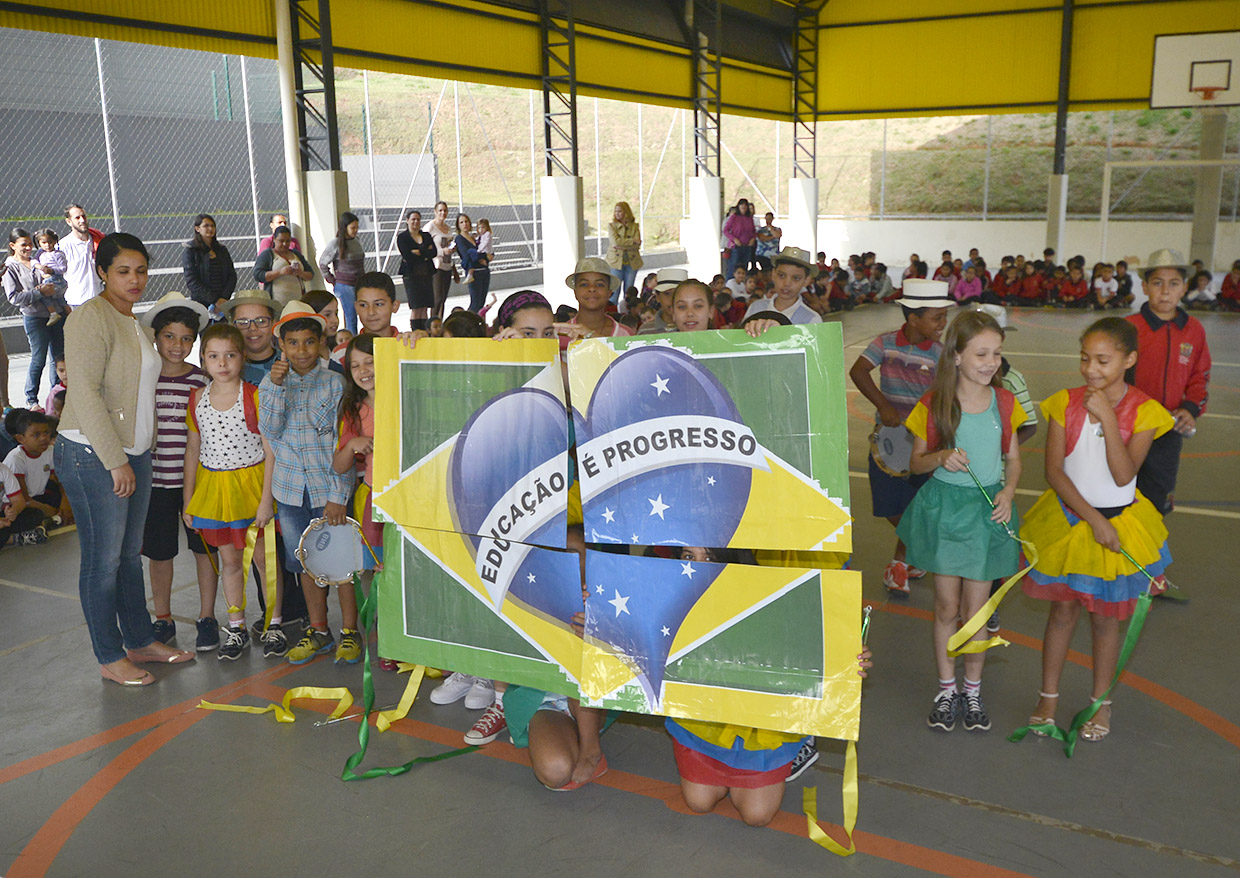 Crianças exibem bandeira do Brasil durante evento