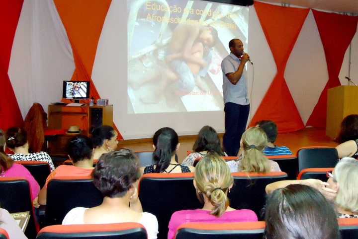 O filósofo Marcelo Donizete da Silva conduziu o encontro com os profissionais da Educação 