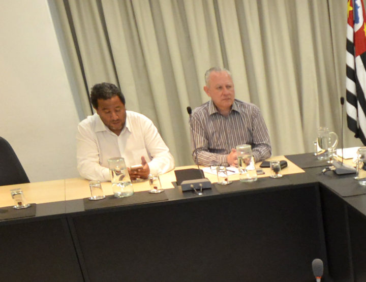 Celso Luiz Colletti (à direita), novo secretário de Finanças do município, durante reunião de transição