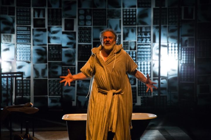 Ator e narrador Luciano Chirolli interpreta trechos da obra “Dom Quixote”, de Ceravantes