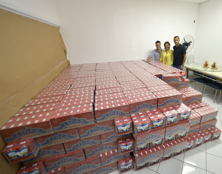 Empresa fez doação de 7,5 mil litros de leite 