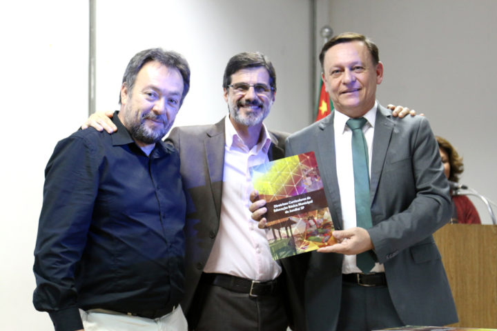 Bigardi, César Nunes e Poli na entrega das Diretrizes Curriculares