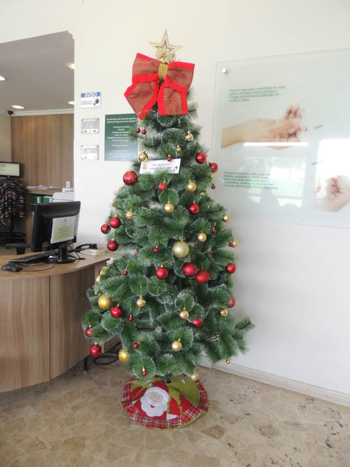 Árvores de Natal estão espalhadas por vários setores do hospital, dando um clima mais aconchegante