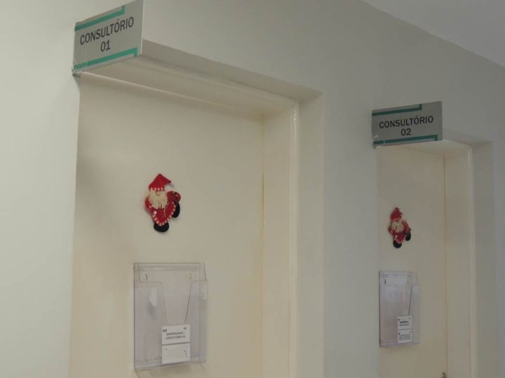 As portas dos consultórios também recebem decoração natalina