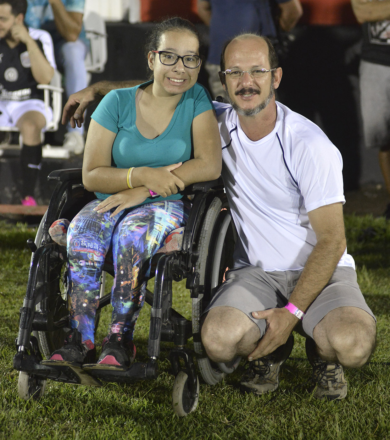Vitória e seu pai Marcos saíram do Jardim das Tulipas para ver o jogo no Jayme Cintra