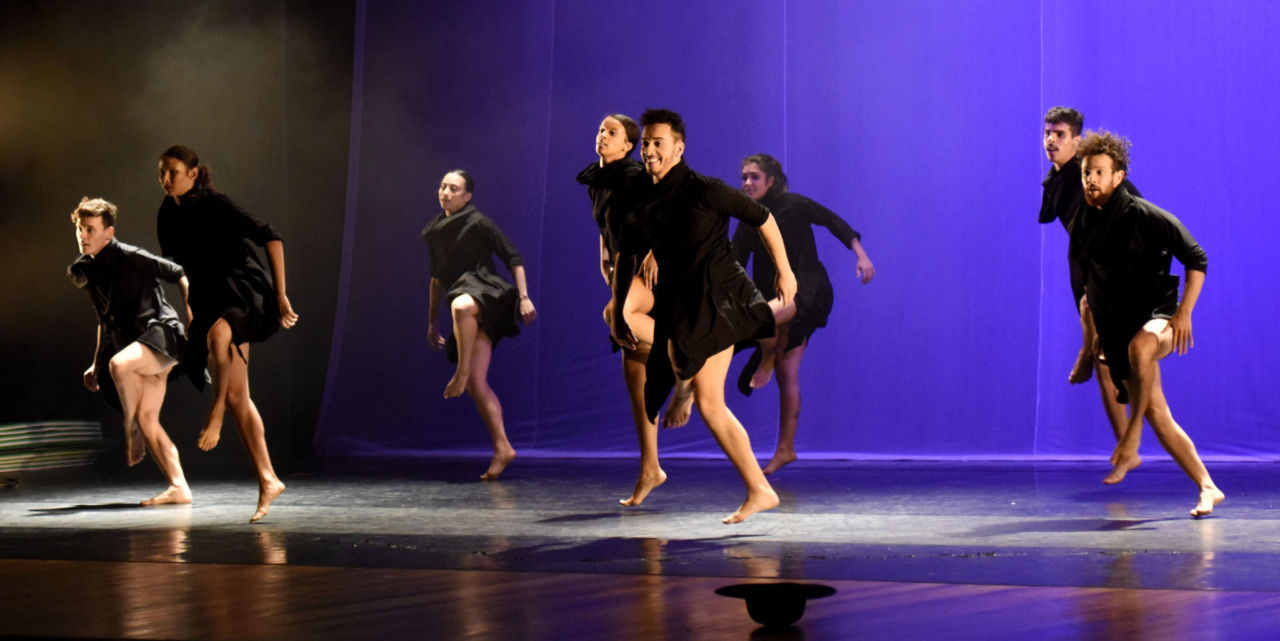 Bailarinos em coreografia no palco do Teatro Polytheama