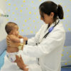Médica segura bebê durante consulta
