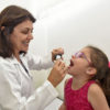 Criança é consultada por médica