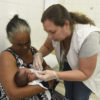 Enfermeira aplica injeção em bebê