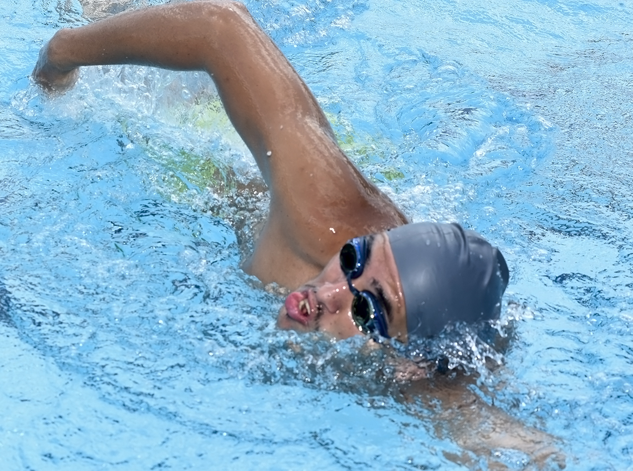 Atleta da natação na piscina