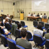Auditório da Fatec com alunos no auditório e mesa diretora com autoridades e professores