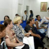 Pessoas aguardam atendimento na sala de espera no Ambulatório de Saúde da Mulher
