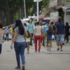 Pessoas caminhando no calçadão da rua Barão de Jundiaí