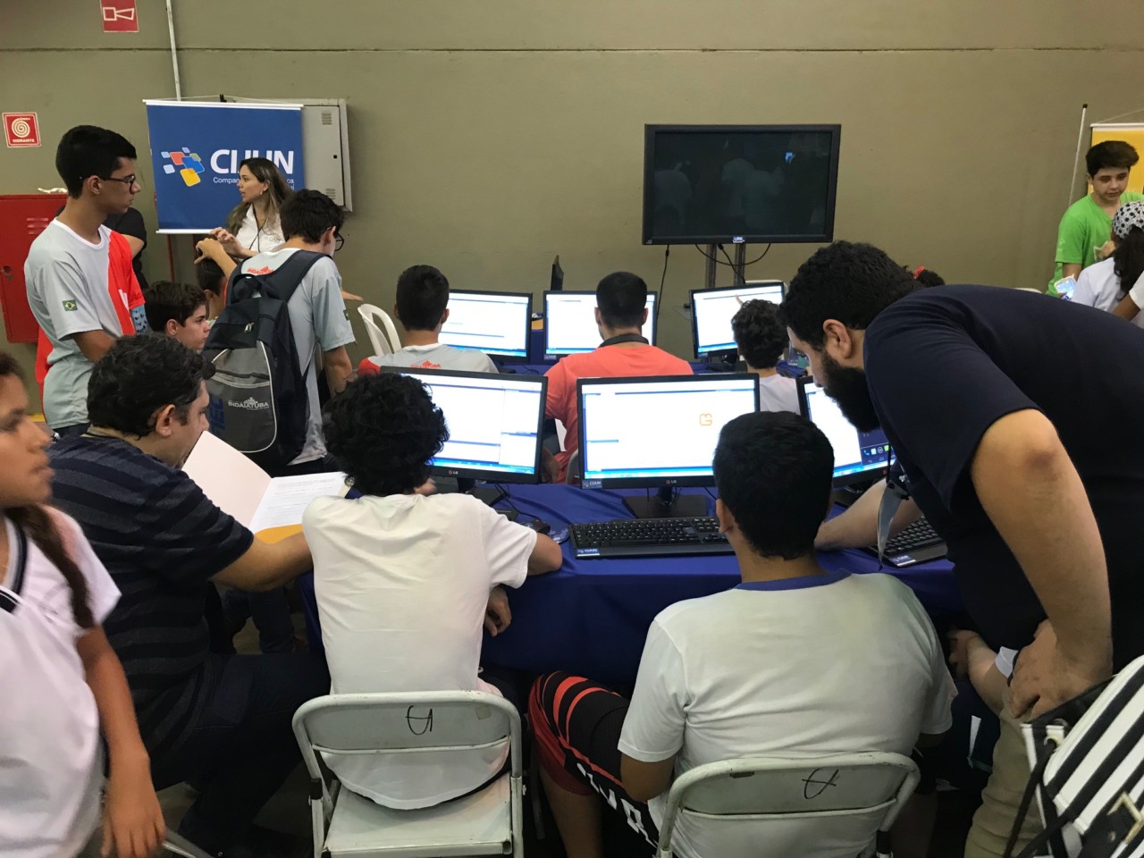 Crianças participam de atividade em computadores da Cijun durante o evento