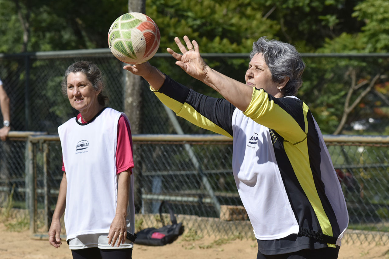 Seel - Secretaria de Estado de Esporte e Lazer - Idosos do Vida Ativa  iniciam competições dos Jogos de Integração Competições de vôlei adaptado,  queimada, dama, xadrez, baralho e jogo da memória