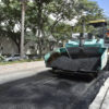 Máquina trabalha em asfalto novo na via