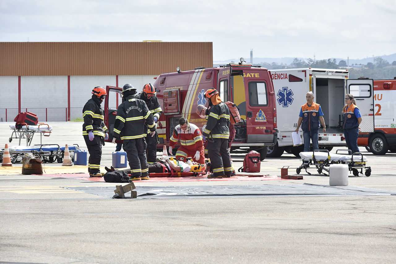 Simulação de atendimento a acidente aéreo, no aeroporto de Jundiaí, com vítima em situação grave recebendo procedimentos