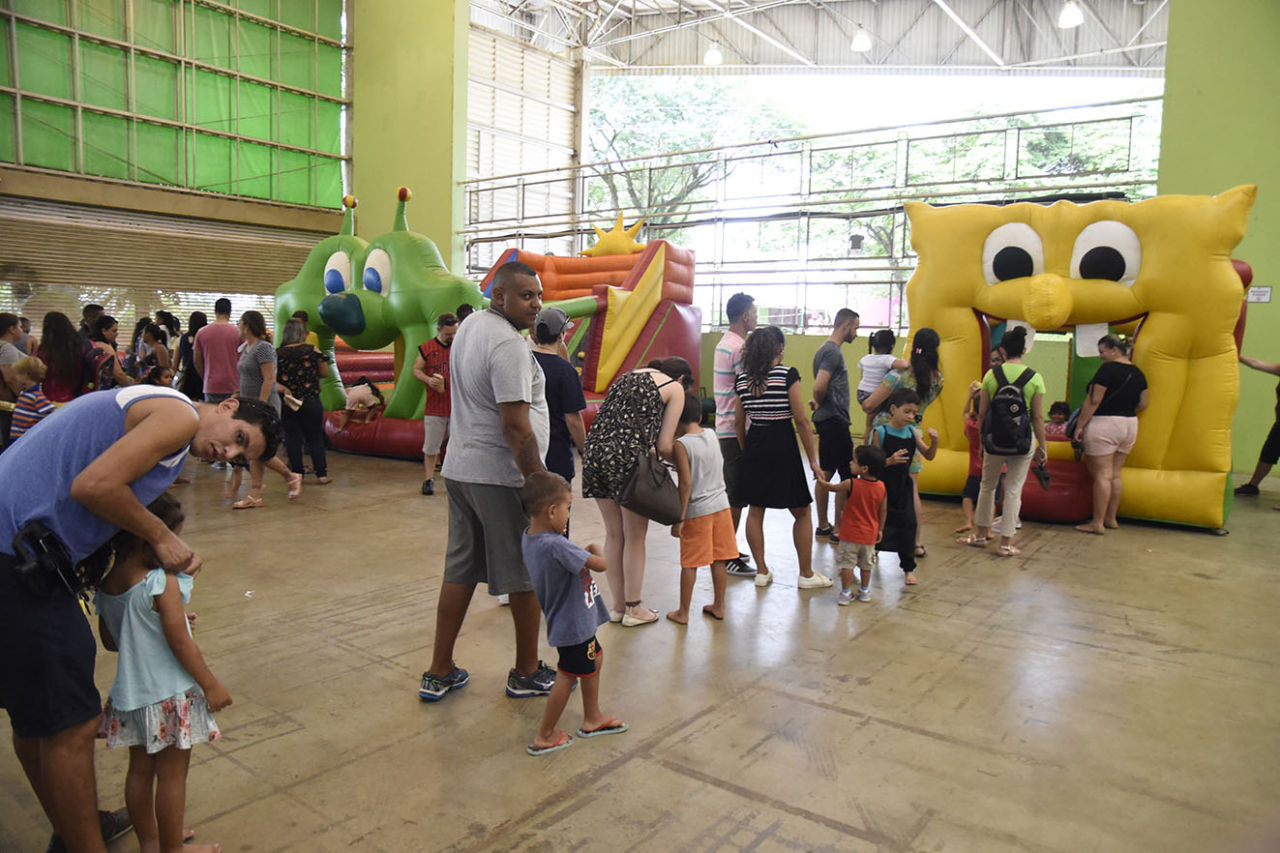 Brinquedos infláveis, com filas de crianças e adultos