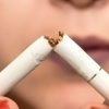 Fumante quebra cigarro em alusão ao Dia Mundial Sem Tabaco