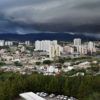 Foto panorâmica da cidade com nuvens escuras