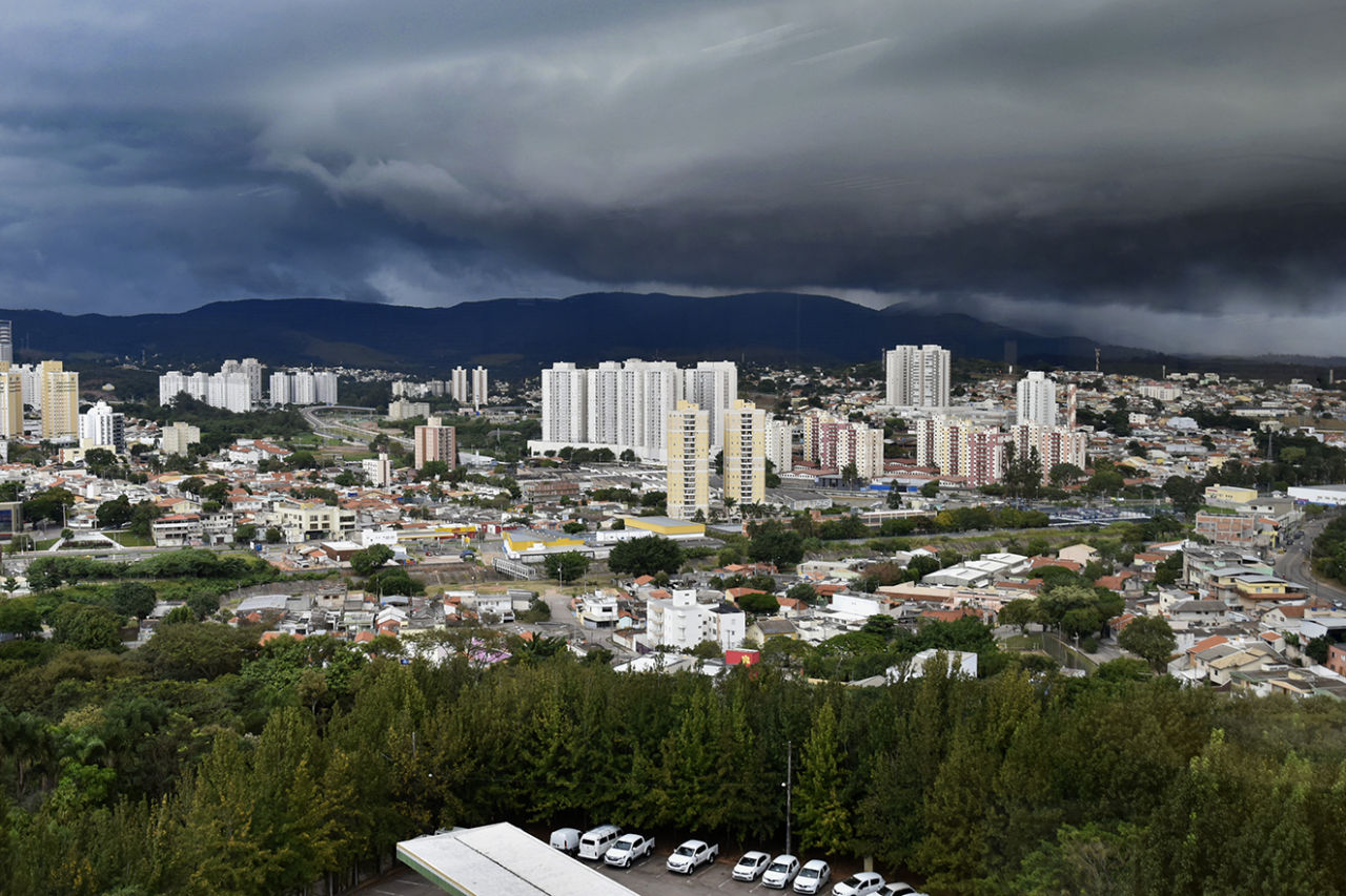 Foto panorâmica da cidade com nuvens escuras