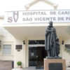 Fachada do hospital, com estátua de São Vicente