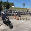 Guarda Municipal faz manobra com motocicleta enquanto outros observam