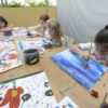 Crianças pintando com aquarela e pincéis